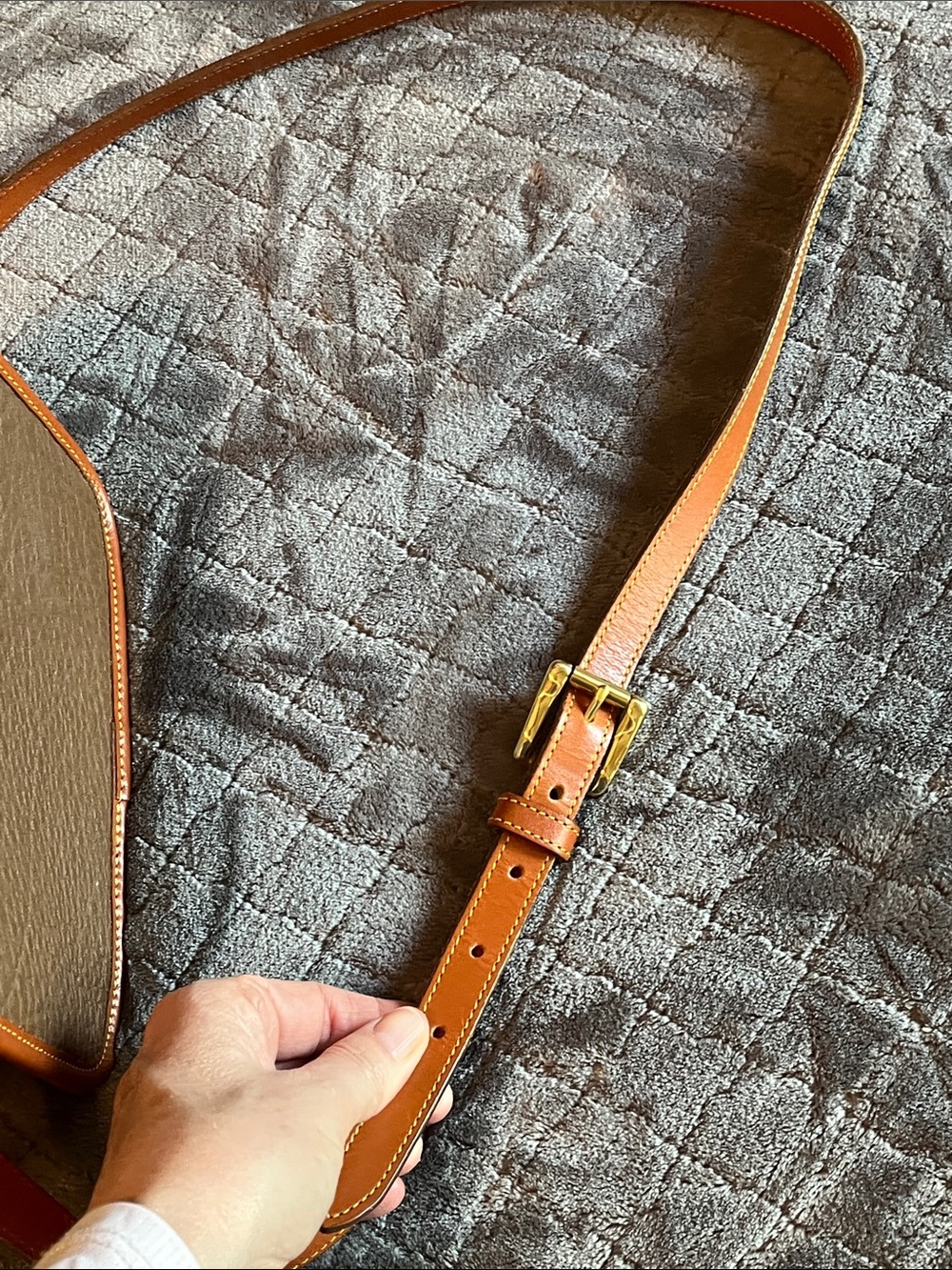 Dooney & Bourke Vintage AWL Pebbled Leather Crossbody Saddle Bag Brown Tan Trim - Picture 9 of 9